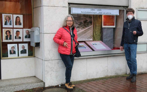 Helga Laube-Hoffmann und Dr. Bodo Wiechmann vor Schaufenster 3